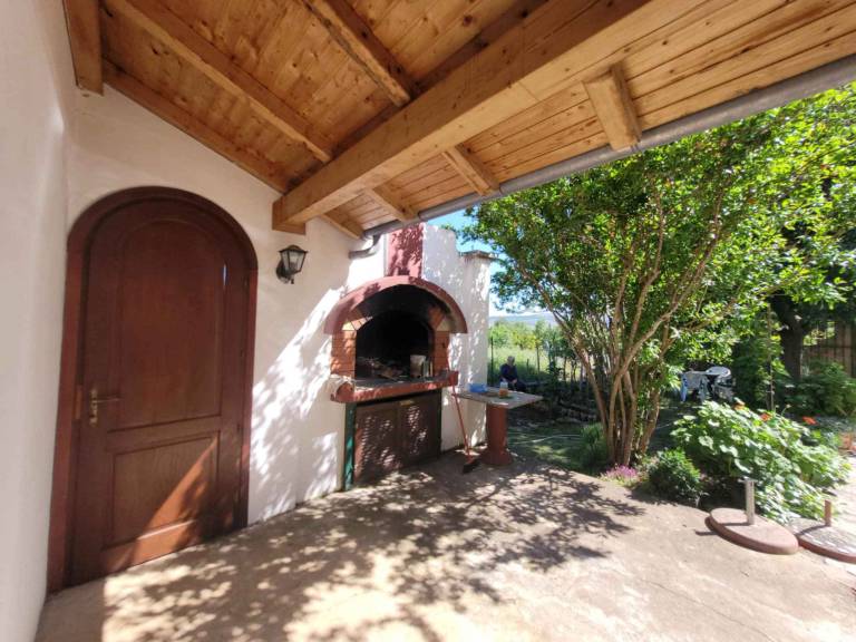 Vacation home with patio, BBQ & yard — photo 5