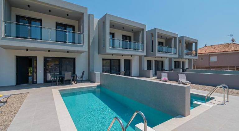 Holiday apartment with pool in Sithonia