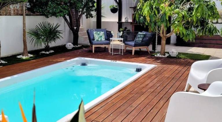 Fully equipped villa with terrace, barbeque & hot tub | Perfect for remote work | Dogs allowed in Setubal