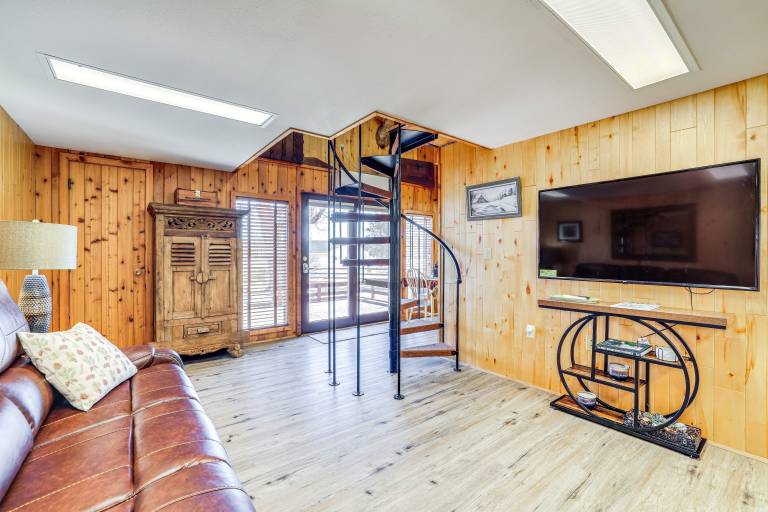 2 Mi to Main Street: Mtn-View Escape in Lander! — photo 4