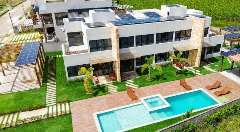 Villa with patio, pool & yard | Pets allowed — photo 3