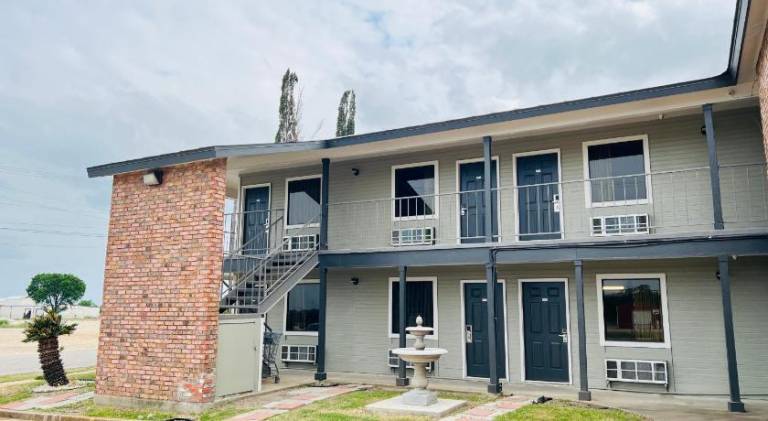 Coachway Inn in Luling, TX