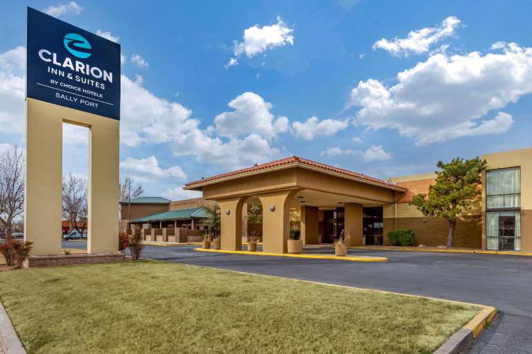 Clarion Inn & Suites Roswell — photo 3