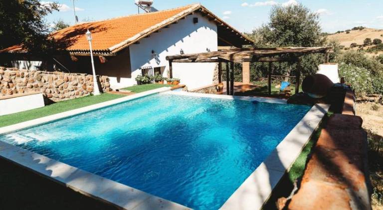 Fully equipped villa with terrace, garden & private pool | Pets are welcome in Badajoz