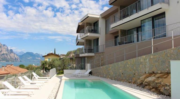 Rental apartment with pool, yard & patio in Malcesine
