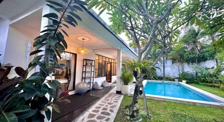 Villa with pool — photo 4