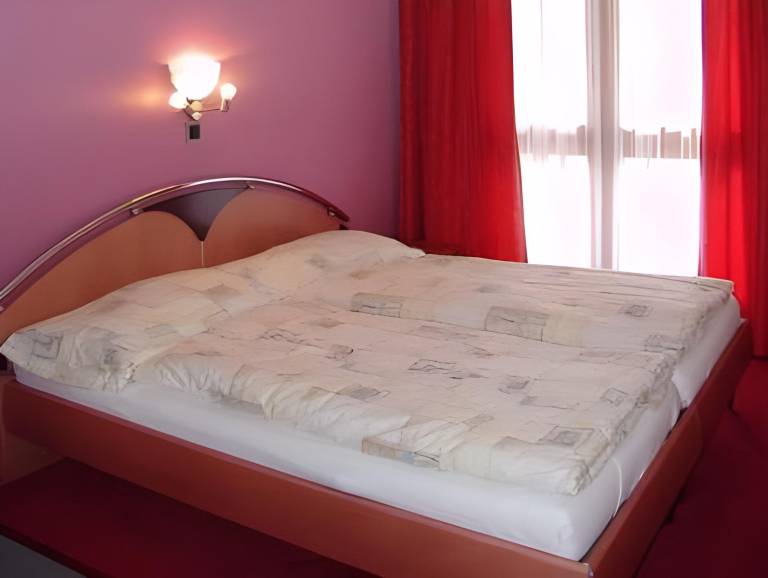 Serviced apartment with pool, yard & hot tub in Fiesch