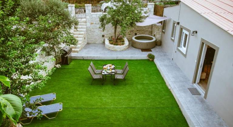 Vacation home with jacuzzi, barbecue & patio in Apokoronas