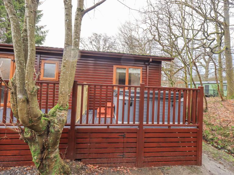 Cottage with hot tub, garden & pool | Beach view — photo 2