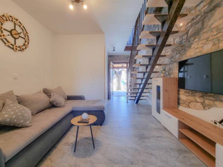 Rental apartment with BBQ & patio — photo 4