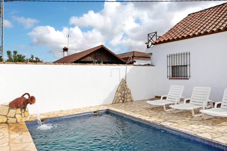 Charming vacation home with pool, BBQ & patio | Dogs allowed — photo 2