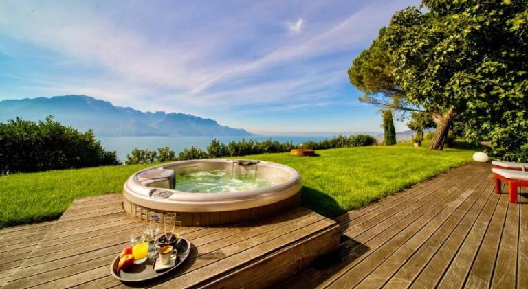 Sunset House with gorgeous view of the lake in Montreux