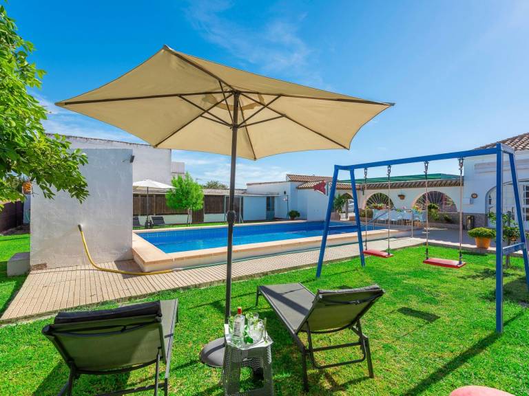 Fully equipped lovely vacation home with barbeque, patio & yard | Nature view | Suitable for remote work | Pet-friendly — photo 2