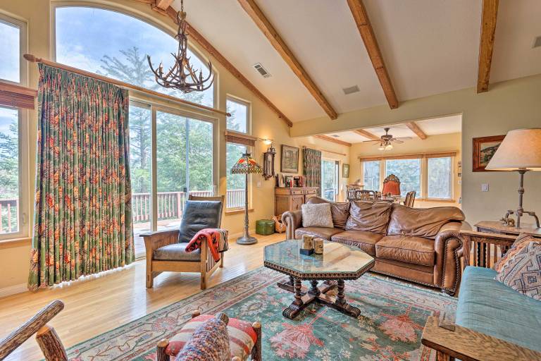 Wraparound Deck: Woodland Cabin in Lake Arrowhead — photo 4