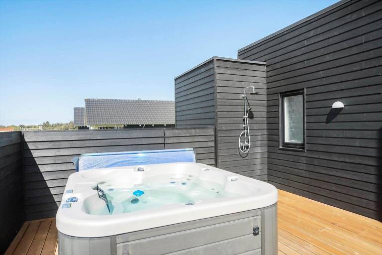 Vacation home with grill, terrace & jacuzzi — photo 2
