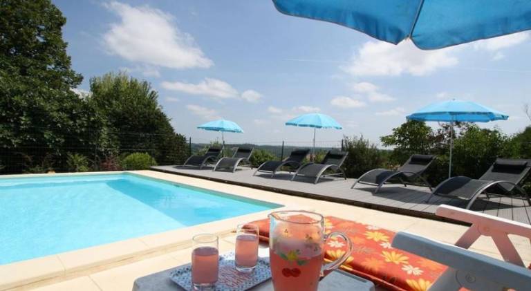 Vacation home with private pool, yard & patio — photo 3