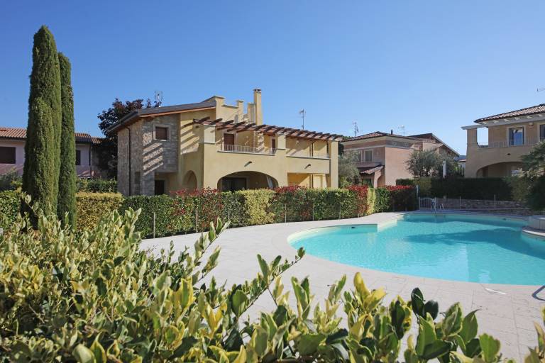 Apartment with pool — photo 3