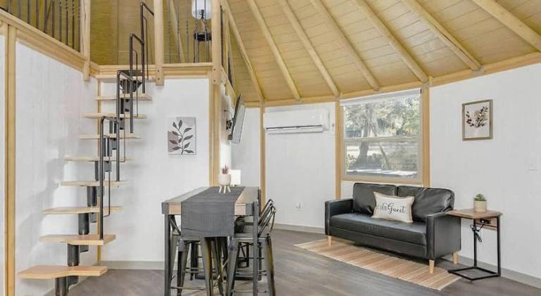 Vacation home with jacuzzi | Pets allowed — photo 4
