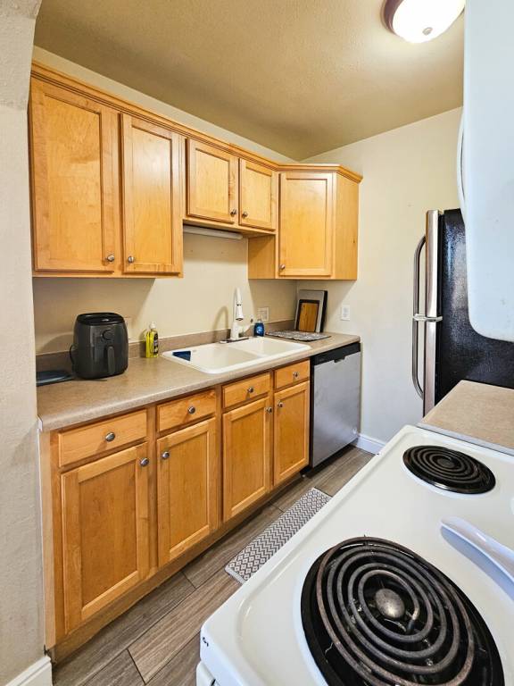 Park Hill Condo- Airy, Updated, Clean and Great Location — photo 5