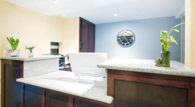 Executive Inn and Kitchenette Suites — photo 2