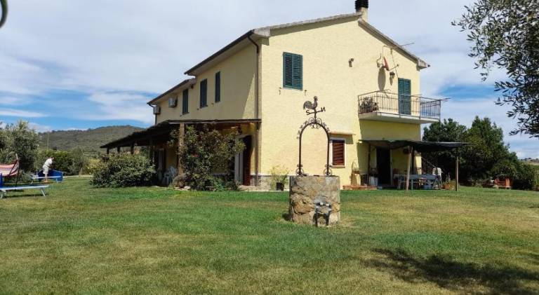 Farm with patio & yard in Magliano in Toscana