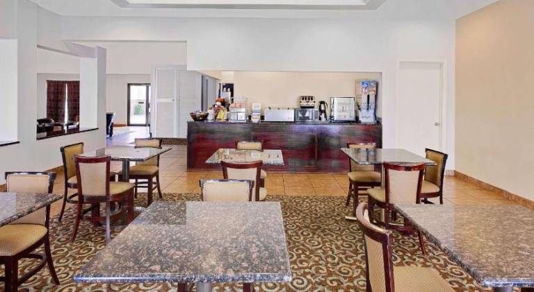 Super 8 By Wyndham Plainview — photo 4