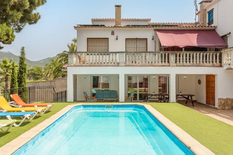 Big holiday apartment with terrace, fast internet & private pool | Mountain view | Beach nearby | Pets allowed — photo 2