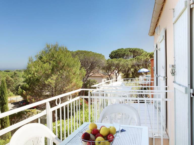 Holiday apartment with patio & pool — photo 5