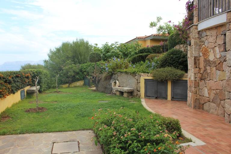 Rental apartment with patio, yard & barbeque | Garden view — photo 3