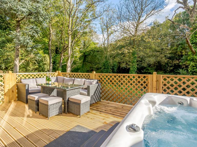 Family-oriented pleasant cottage with yard, jacuzzi & patio | Water view | Pets are welcome in Brighouse