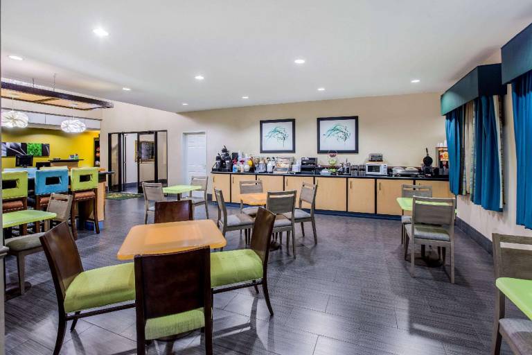 La Quinta Inn & Suites by Wyndham Pasadena — photo 4