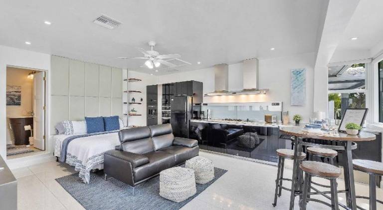 House with 1 room for 2 persons in Lauderdale-by-the-Sea, FL