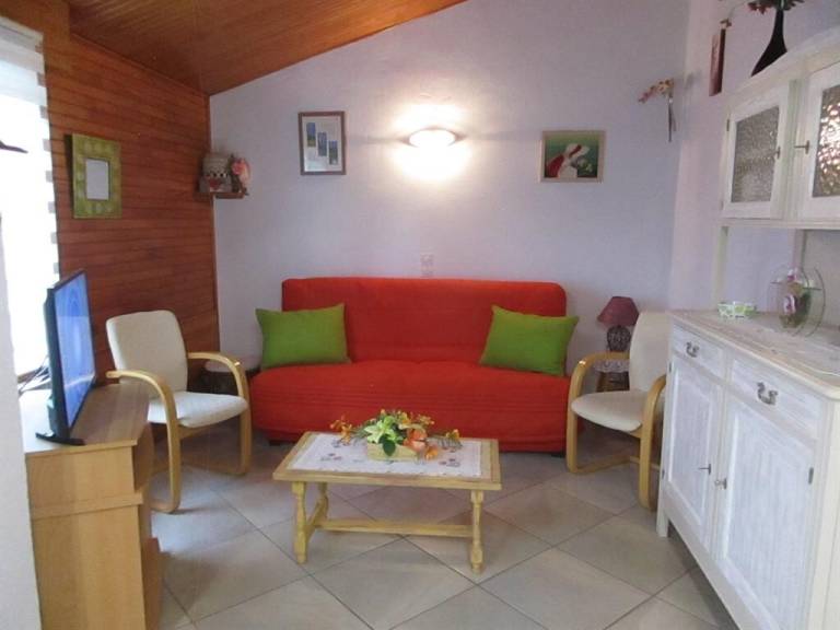 Family-oriented nice chalet with terrace, barbecue & yard | Garden view | Pets allowed — photo 3