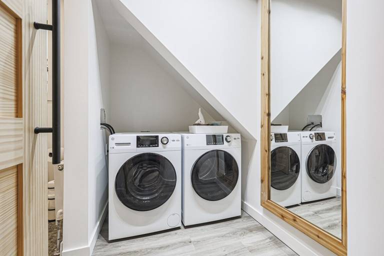 Parkdale Chic 2BR Spa Style