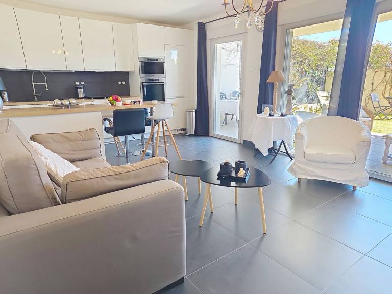 Fully equipped holiday apartment with yard, terrace & pool | Pet-friendly — photo 3