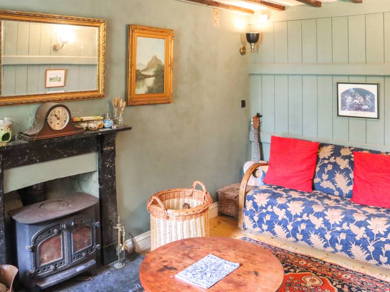 Cottage with hot tub — photo 4