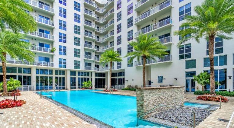 Apartment with pool & jacuzzi — photo 5