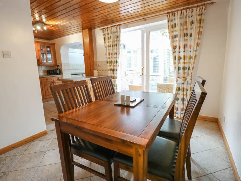 Family-oriented cottage with yard | Pet-friendly — photo 5