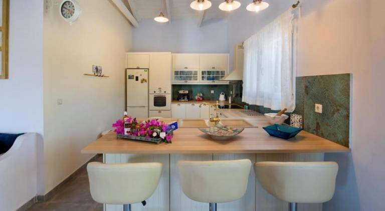 Villa with patio, yard & grill — photo 3