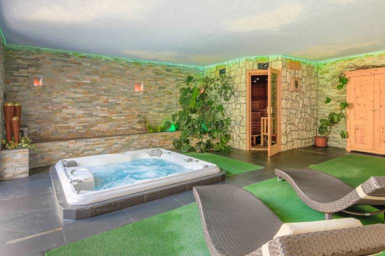 Holiday apartment with terrace, sauna & heated pool | Mountain view in Valle Aurina
