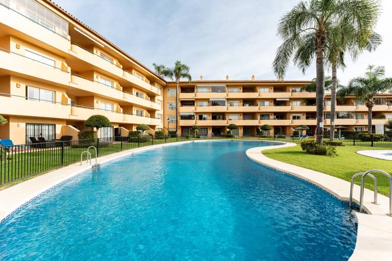 Apartment 'Casa Jakalia' with Shared Pool, Wi-Fi and Air Conditioning in Marbella
