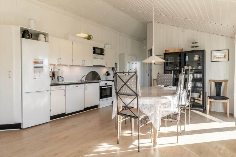 Vacation home with barbecue, jacuzzi & sauna — photo 5