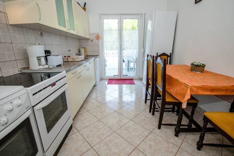Holiday apartment with terrace, garden & barbecue — photo 3