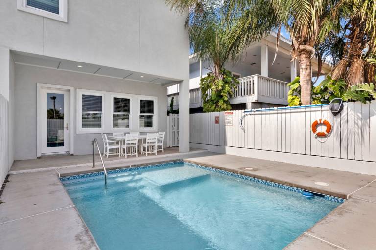 Family-friendly vacation home with yard & pool | Pet-friendly — photo 3