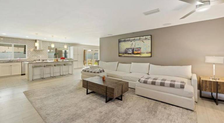Vacation home with pool | Pets are welcome — photo 3