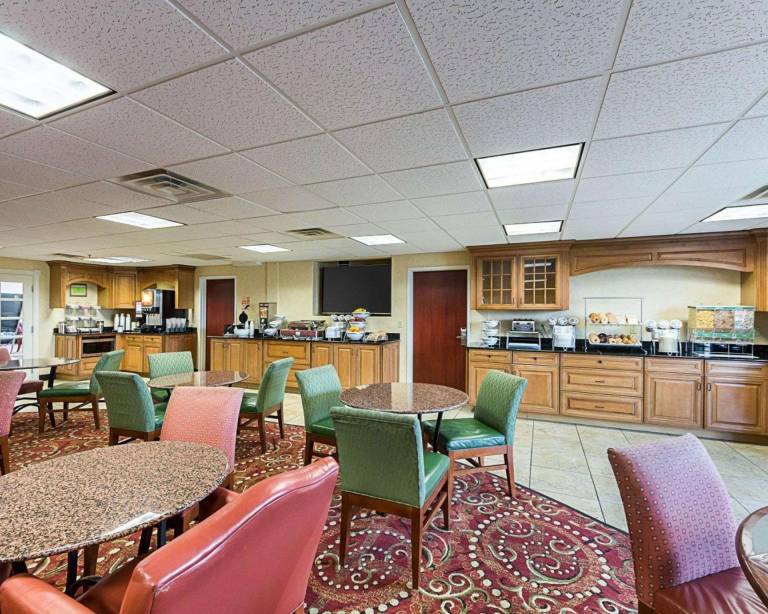 Comfort Suites Airport — photo 5