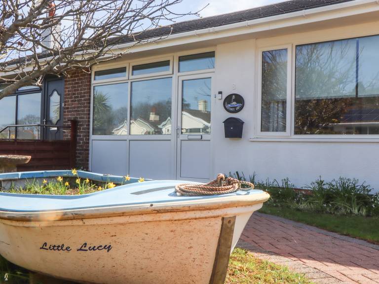 Cottage with yard | Beach view — photo 3