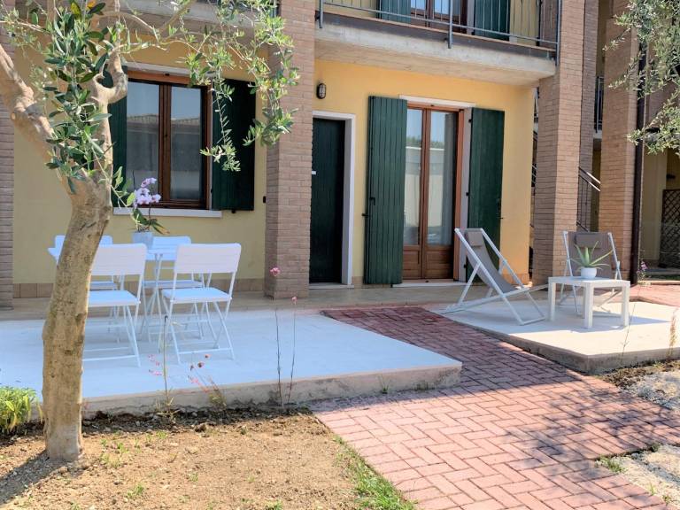 Rental apartment with patio — photo 4