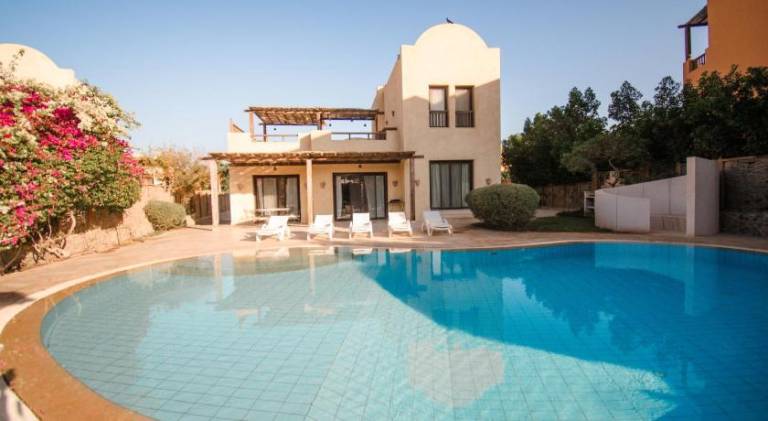 Villa with yard & pool — photo 2