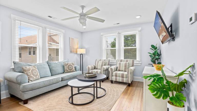 Charming Garden District Escape Walk to Beach